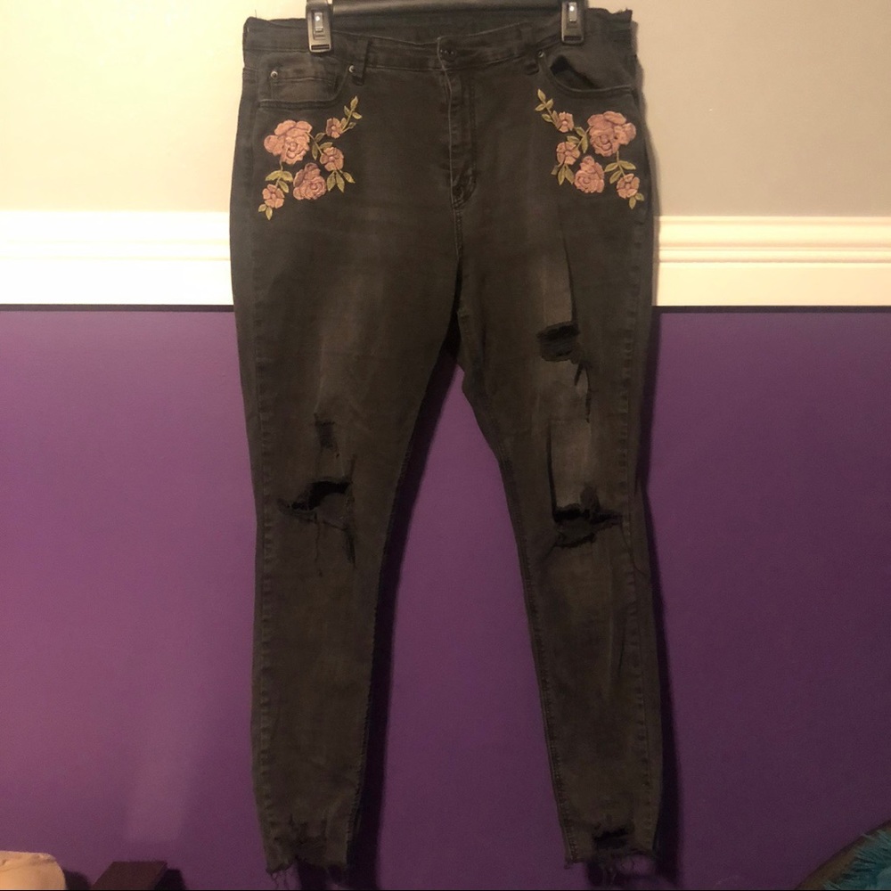 Soft cute ripped jeans with flower details